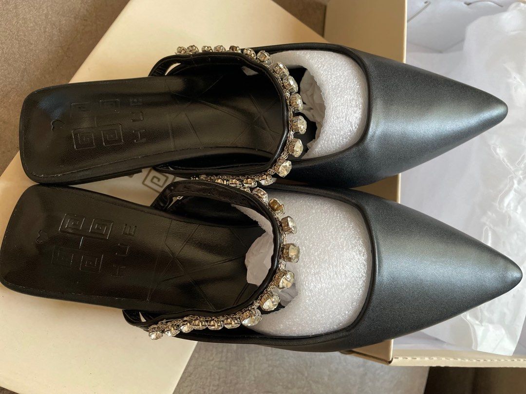 Hue Manila Black Flats with Crystals (Category: Flats & Sandals) located in Cavite. Submitted by arrchie (Listing ID 1230381595, Image 2). Description: Never worn. 24.5cm, 39 Very pretty and classy! Rfs: I’m working from home and doesn’t go out that much..