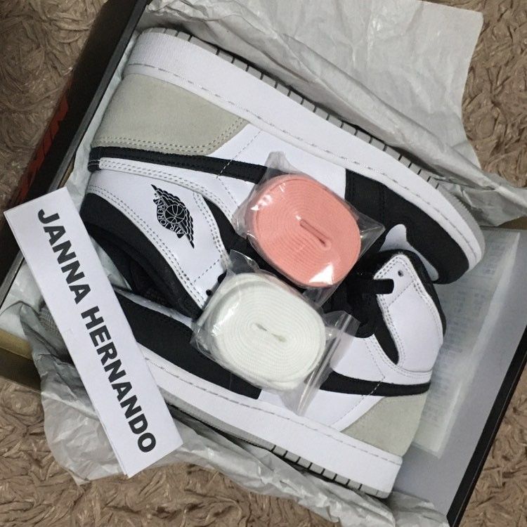 JORDAN 1 HIGH BLEACHED CORAL (Category: Sneakers) located in Manila. Submitted by lovedtwice.ph (Listing ID 1230479952, Image 1). Description: Original actual photos are already posted GS 5.5Y / 24cm Good for Womens US 7.