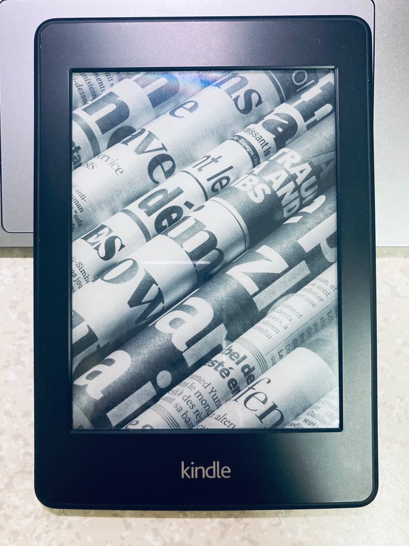 Kindle paperwhite 2代有背光閱讀器, 手機及配件, 電子書閱讀器在旋轉拍賣