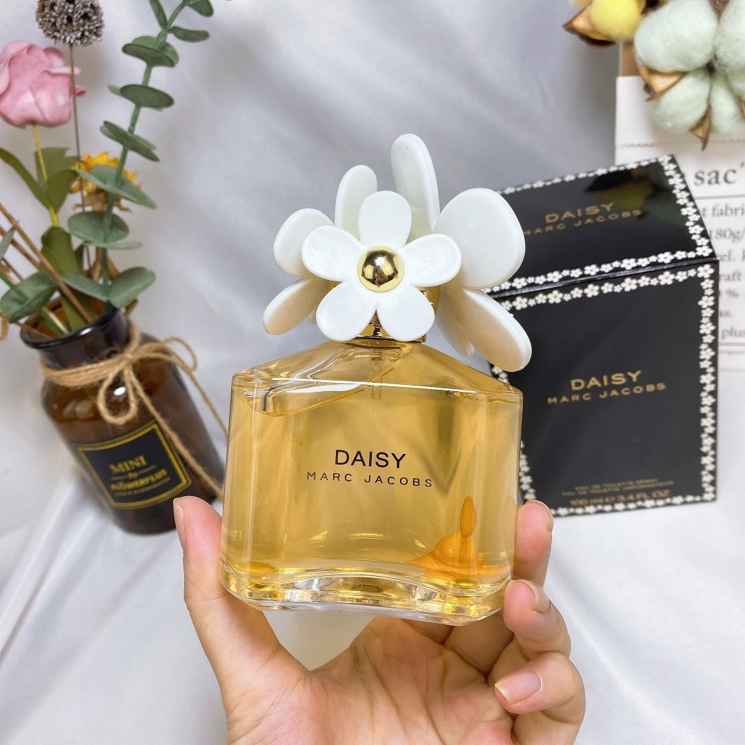 Yellow daisy marc jacobs clearance
