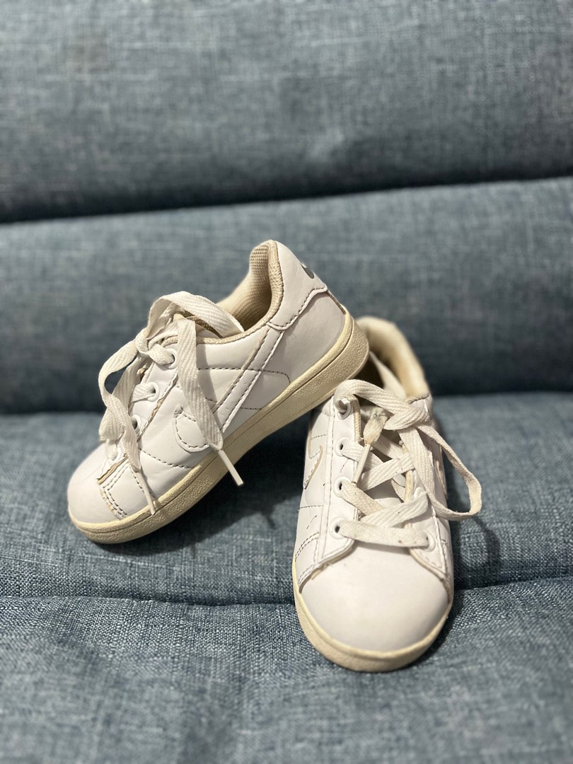 whitelaceless nike shoes