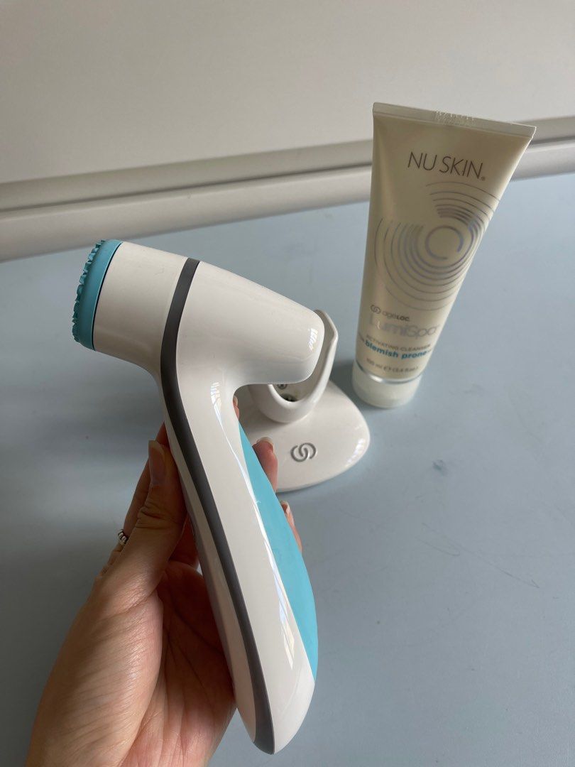 NU SKIN PORE MINIMIZER (Category: Face Care) located in Quezon City. Submitted by hobbystarter (Listing ID 1230352718, Image 3). Description: Super new. Gave this as a gift to my husband but he didnt like it. With charger and free cleanser. .