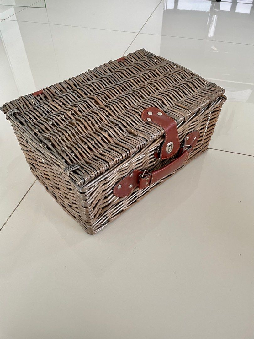 Picnic hamper with plates, cutlery and cool section, Furniture & Home