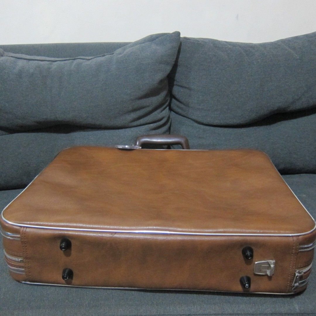 PreOwned Vintage Brown Luggage (Category: Luggage) located in Quezon City. Submitted by help_ahoarder (Listing ID 1230527740, Image 3). Description: Minimal signs of usage like slight rubs and hardware issues as expected when buying 2nd hand items. Measurements to follow or DM me 🌸.