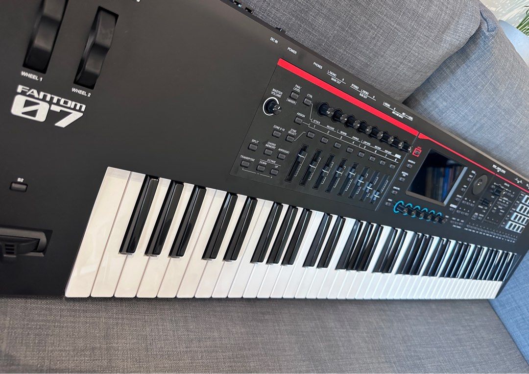 Roland Fantom 07 keyboard, Hobbies & Toys, Music & Media, Musical ...