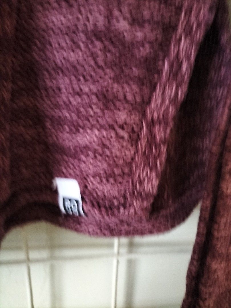 Roxy Cropped Sweater (Category: Others Tops) located in Baguio. Submitted by livewless (Listing ID 1230508847, Image 2). Description: knitted bikini topper, or casual sweater. #everyonewins.