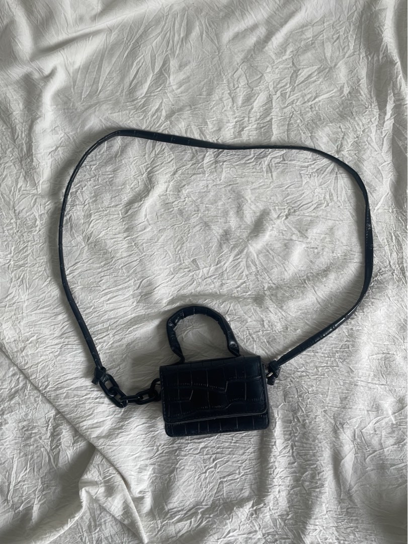 small black shoulder bag, Women's Fashion, Bags & Wallets, Shoulder ...