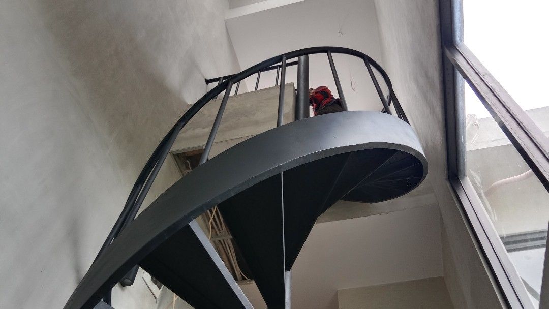 Tangga putar minimalis + plat samping, Perabotan Rumah di Carousell