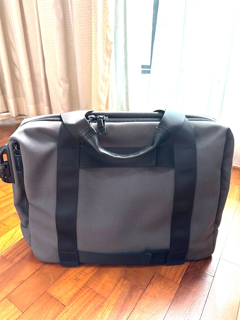 Unbox Therapy X Pacsafe AntiTheft Briefcase, Men's Fashion, Bags