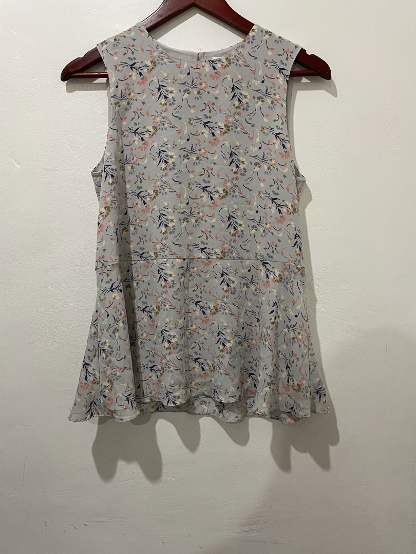 Uniqlo top (Category: Blouses) located in Manila. Submitted by levinc (Listing ID 1230506209, Image 3). Description: wrong size for me.