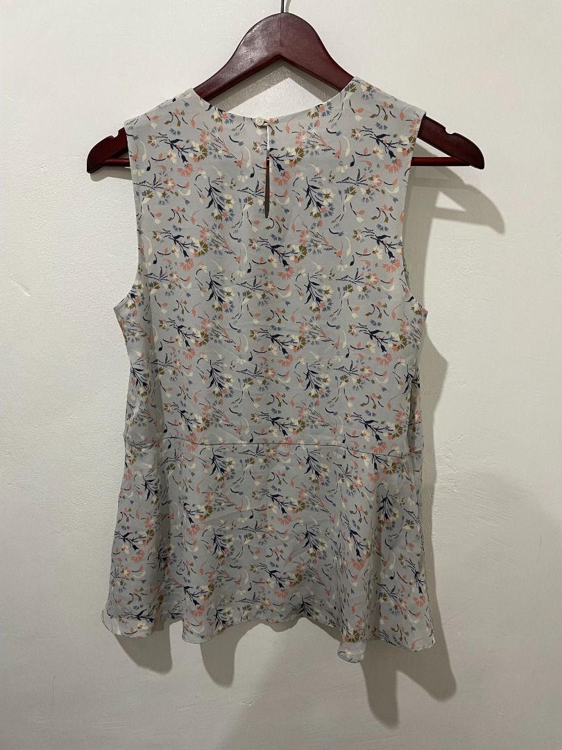 Uniqlo top (Category: Blouses) located in Manila. Submitted by levinc (Listing ID 1230506209, Image 1). Description: wrong size for me.