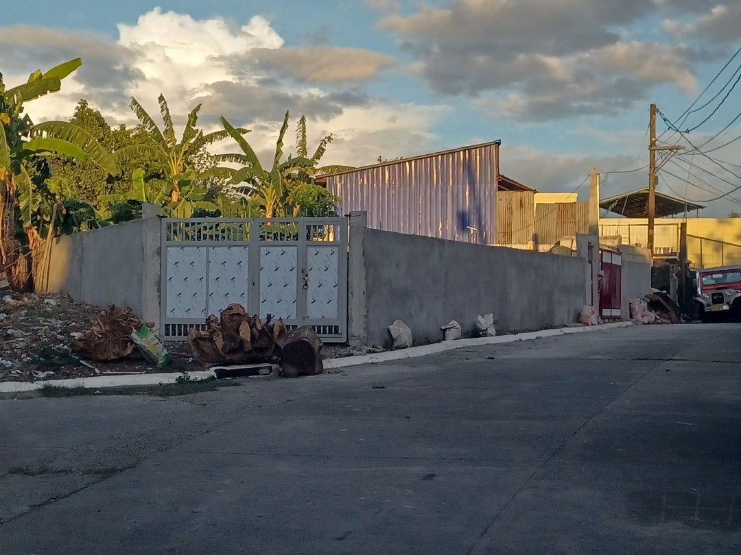 Lot for sale (Category: Lot) located in Caloocan City. Submitted by morelucky888 (Listing ID 1230418424, Image 1). Description: ✨️ Good for parking / warehouse 💌almost 400sqm ( 386 stated on title pero nasagad po ang pader/bakod sa road kaya lumaki) ✨️located inside subdivision ✨️ 2 gates both side ( west and south part) ✨️ corner can still be use as parking ✨️ wide street for big trucks ✨️ near sm fairview 🍀 2 big mall outside the subdivision 