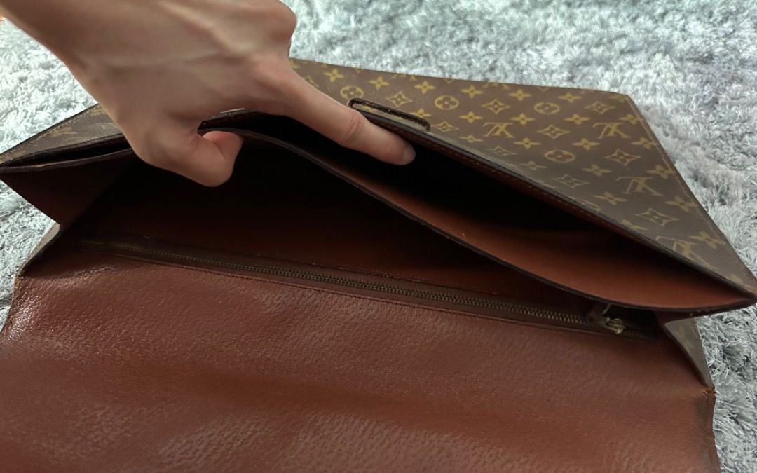 100% Authentic Vintage Louis Vuitton LV Classic Monogram Document Pouch  Clutch Laptop Work Document Bag Unisex, Men's Fashion, Bags, Belt bags,  Clutches and Pouches on Carousell