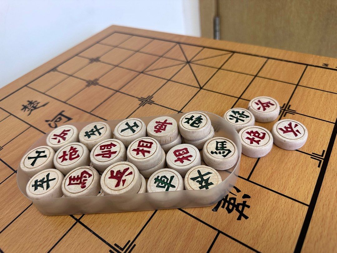 中國象棋升級版，連實木象棋盤一個, 興趣及遊戲, 玩具& 遊戲類- Carousell
