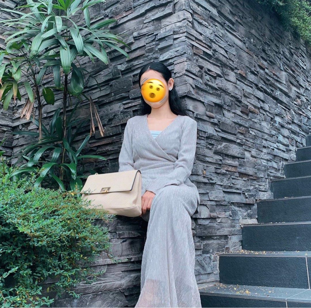 Nude bag shop with gold chain