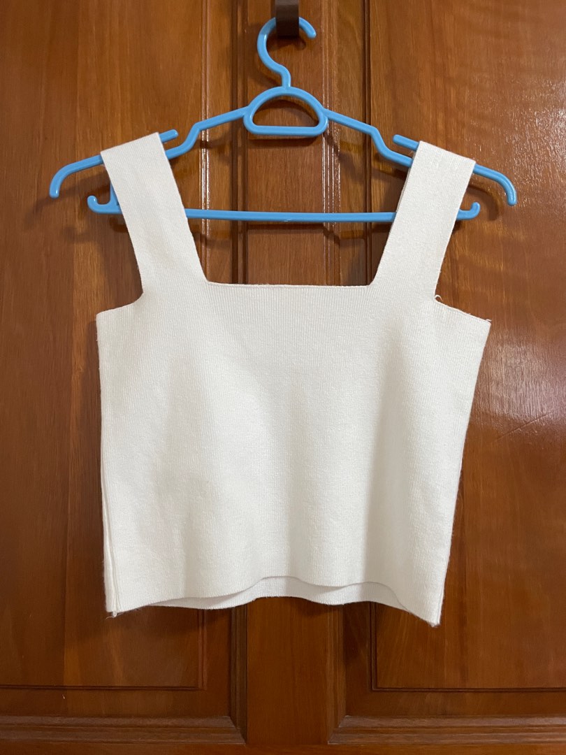Basic white knit crop top, Women's Fashion, Tops, Sleeveless on Carousell
