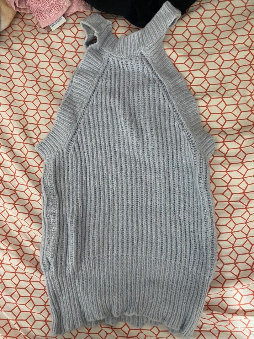 Brandy Melville Halter Top (Category: Sleeveless) located in Paranaque City. Submitted by coconati (Listing ID 1230585374, Image 3). Description: - no visible flaws - strechable - mop: gcash, bdo.