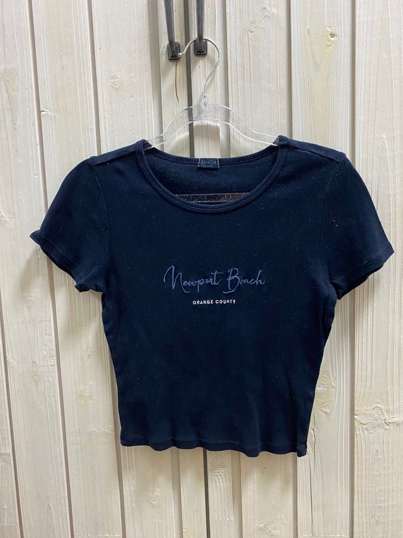 包郵Brandy Melville Eden crop top, 女裝, 上衣, T-shirt - Carousell
