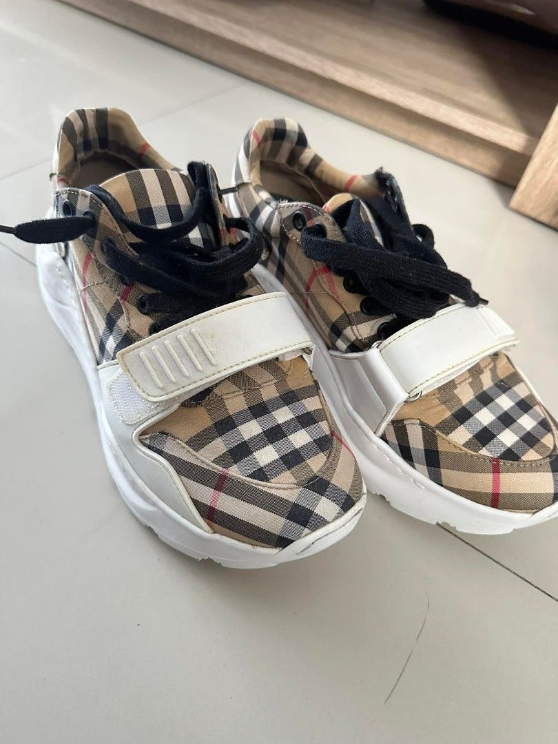 Burberry shose shop