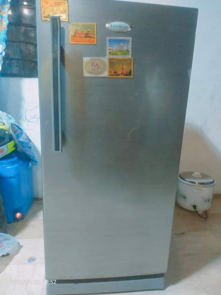 Everest Refrigerator 5.6cu (Freezer,Good as new,Clean,Automatic,Semi