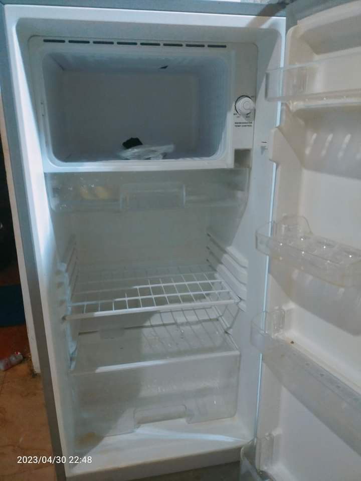 Everest Refrigerator 5.6cu (Freezer,Good as new,Clean,Automatic,Semi