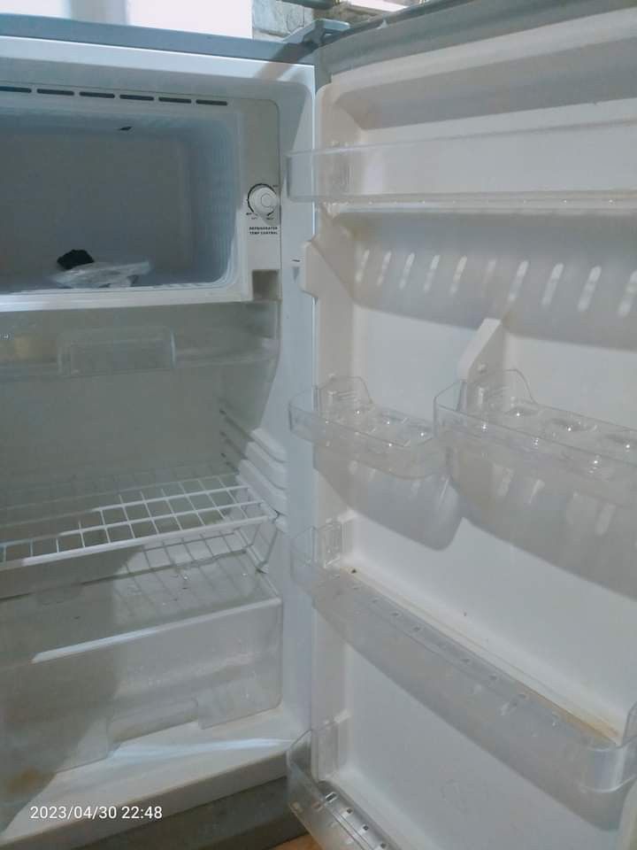 Everest Refrigerator 5.6cu (Freezer,Good as new,Clean,Automatic,Semi