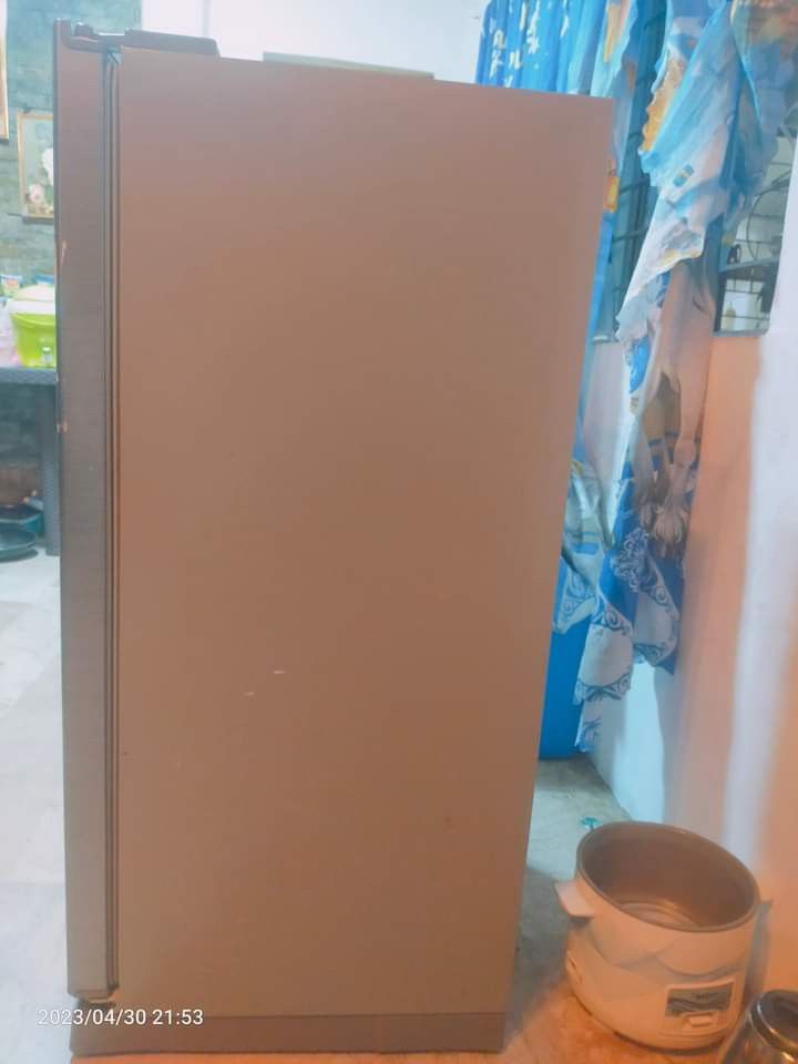 Everest Refrigerator 5.6cu (Freezer,Good as new,Clean,Automatic,Semi