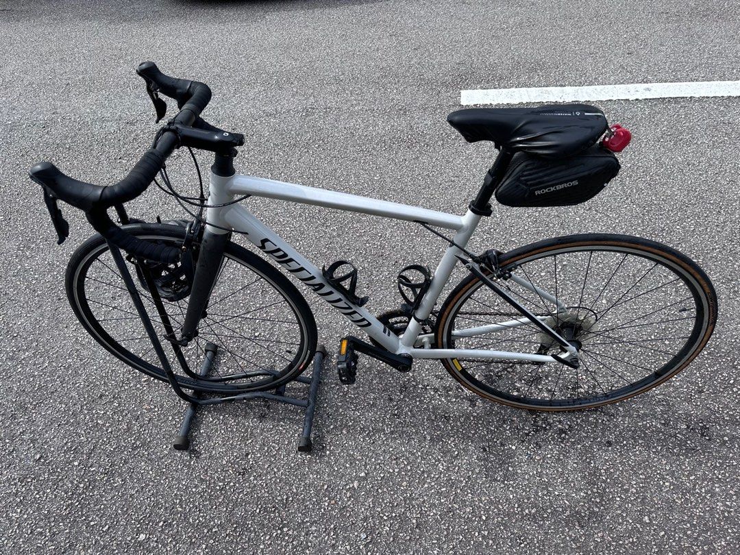 Lightly used 2021 Specialized Allez Sport size 56. Sports
