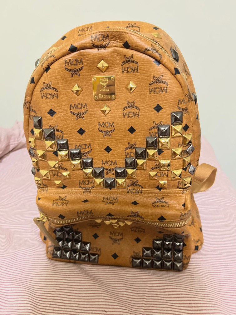 Mcm bag hotsell medium size