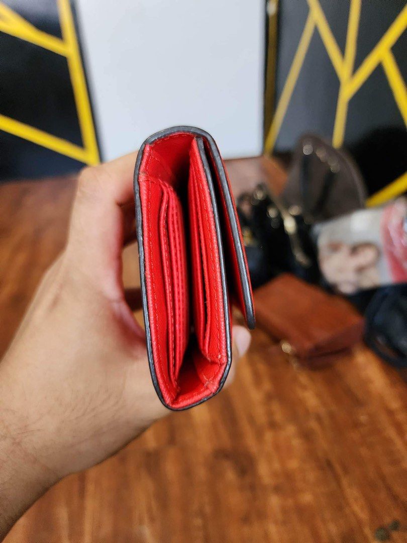 MK Wallet (Category: Luxury Bags & Wallets) located in Caloocan City. Submitted by katrinago70735 (Listing ID 1230591589, Image 3). Description: Needs cleaning. But no issue at all.