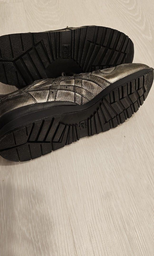 Onitsuka Tiger Carbon Sneaker (Category: Sneakers) located in Singapore. Submitted by andy7377 (Listing ID 1230706847, Image 2). Description: .