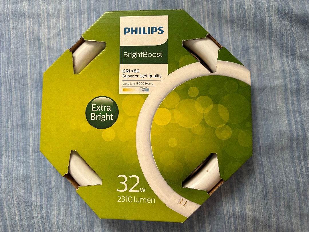 PHILIPS 32W 2310lm Circular Fluorescent bulb, Free Items on Carousell