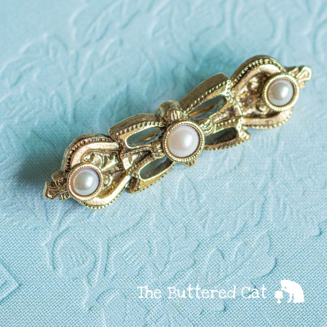 Vintage gold tone bar brooch costume brooch Women s Fashion