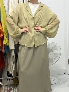 Wcloset 全新  日日黃青綠色v領透膚襯衫🚖