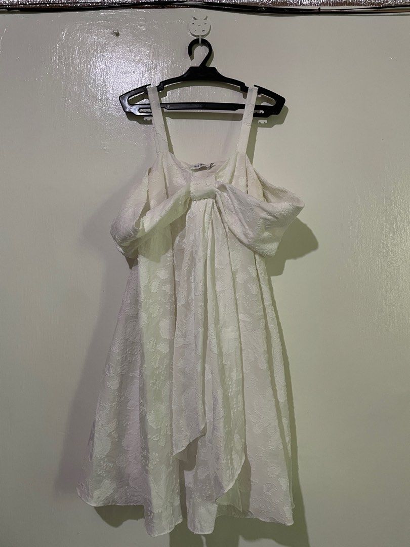 White Cotton Dress (Category: Dresses) located in Legazpi City. Submitted by handsatanizer (Listing ID 1230590270, Image 1). Description: Trendy Dress Cotton Fabric Size S-M .