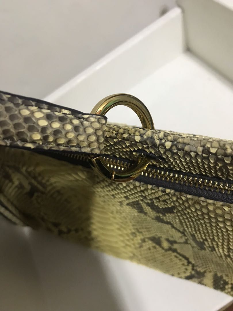 Zarmoi Genuine Python Skin (Category: Luxury Bags & Wallets) located in Valenzuela. Submitted by rebella.ph (Listing ID 1118257144, Image 3). Description: ‼️See the last picture of the flaw.‼️ Exotic snakeskins are delicate and sensitive to harsh light so it’s important to avoid UV and direct sunlight. Overexposure to the elements, hot and cold, will cause the skin to dry out and the scales to lift..