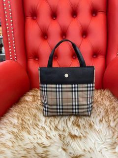 🅿️7,800 lp plus sf
Orig Burberry hand bag
Small size
Rank Ab
📌may kunting dumi sa likod need linis
Not faded