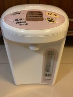 二手  Panasonic (國際)熱水瓶，3公升，型號: NC-EH30P 新舊如圖，高標勿下，購入於燦坤，要換大一點的容量，才便宜賣喔，售出不退