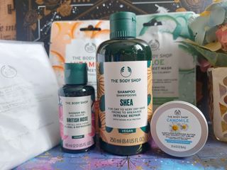 🔮 The Body Shop 美體小舖福袋一套6件 全新正品 Shea Intense Repair Shampoo 乳木果深層修復洗髮露 British Rose Shower Gel 士多啤梨沐浴露 Camomile Sumptuous Cleansing Butter 甘菊全效極緻卸妝潔膚霜 Vitamin C Glow Sheet Mask 維他命C亮采活力面膜 Aloe Calm Hydration Sheet Mask 蘆薈鎮靜面膜 Camomile Muslin Cloth 甘菊卸妝布