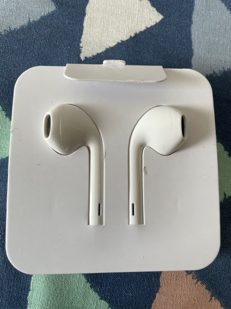 Apple EarPods Original Lightning, Audio, Earphones on Carousell