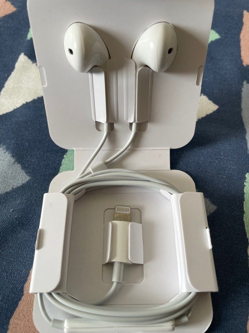 Apple EarPods Original Lightning, Audio, Earphones on Carousell