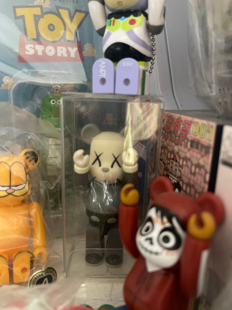 Bearbrick kaws 100% 中古, 興趣及遊戲, 玩具& 遊戲類- Carousell