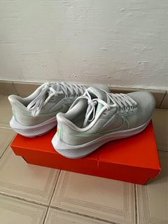 (Category: ) located in . Submitted by om.closet (Listing ID 1230775925, Image 1). Description: .