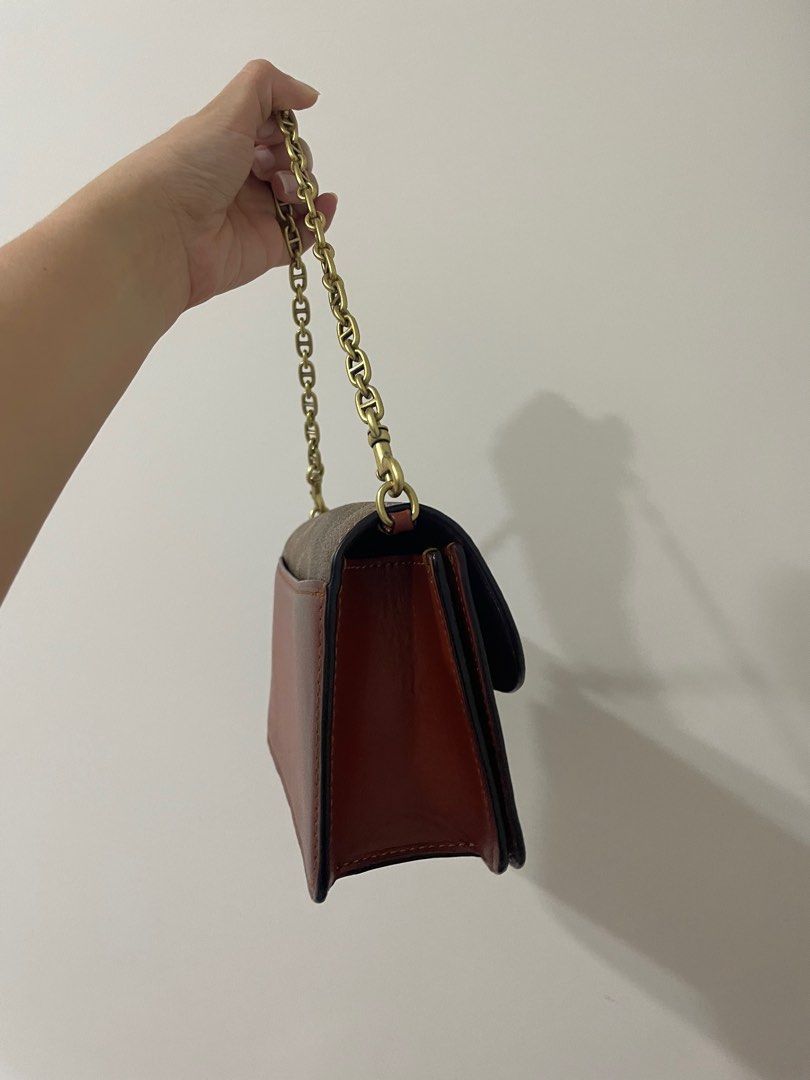 Coach Shoulder Bag (Category: Bags & Wallets) located in Singapore. Submitted by gingermilktea (Listing ID 1230892747, Image 2). Description: Used 2x Bought at $600+ RTP but cant remember exact already. Can be used as crossbody too Reasonable negos allowed.