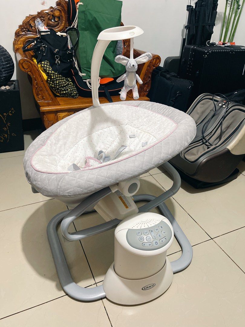Graco Rocker (Category: Babies & Kids Fashion) located in Mandaluyong City. Submitted by blanka (Listing ID 1230903104, Image 2). Description: For new born babies. Rfs: Outgrown.