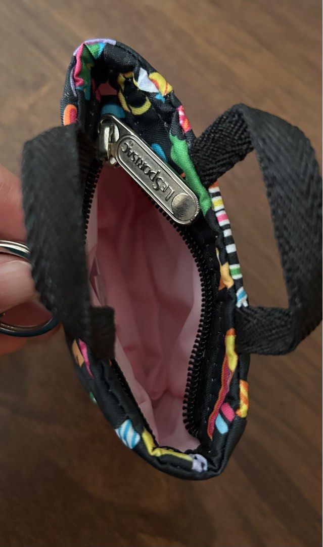 Lesportsac~ （分類：銀包、卡片套）位於 Hong Kong。 由 Ernie2023 提交（商品編號 1229912057，圖片 3）。簡介： 可放 銀仔 、八達通咭 或者 鎖匙。