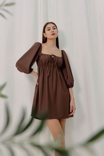LOVET BRINLEY RUCHED BABYDOLL DRESS (PECAN BROWN)