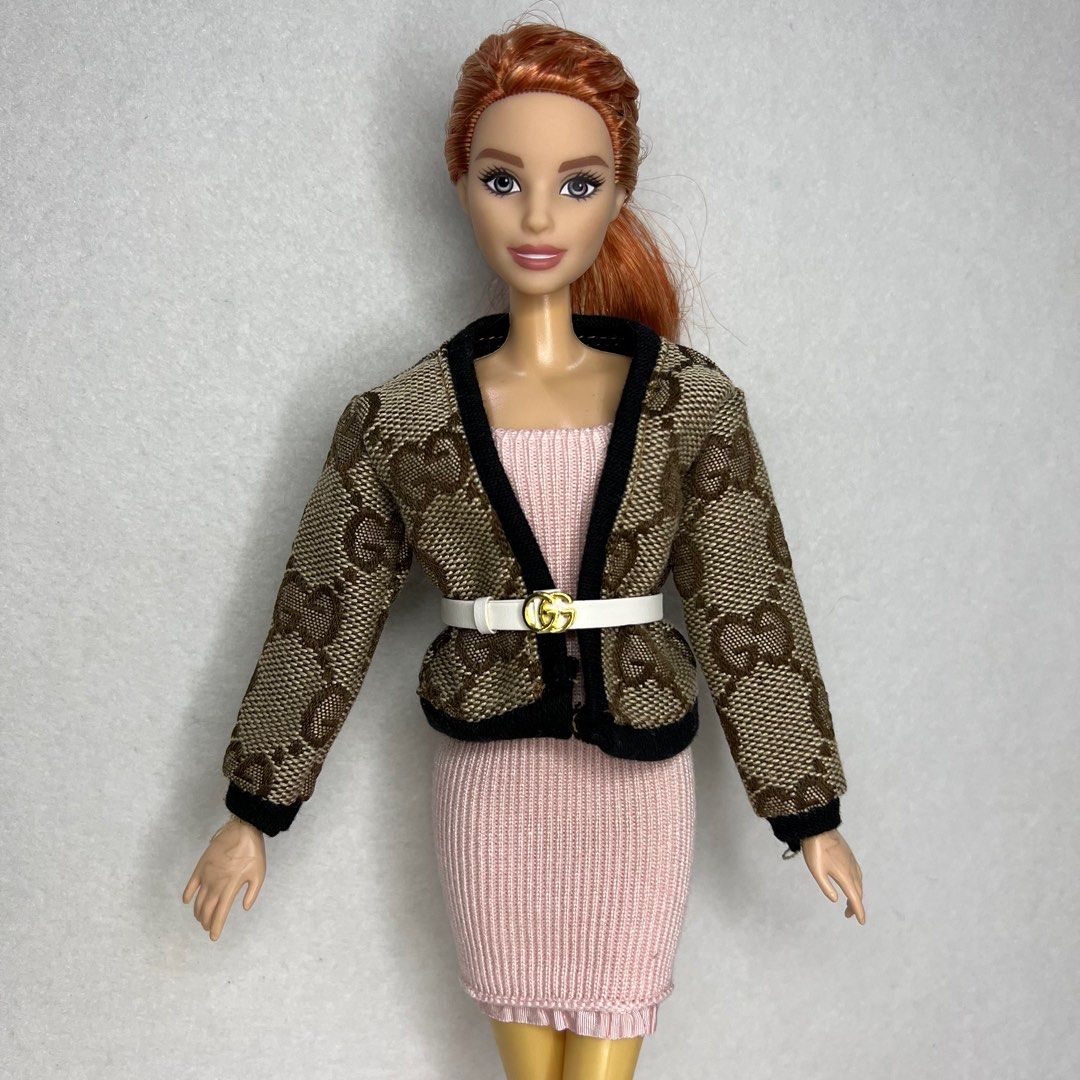 DS Eugie showing off her Gucci bag  Roupas, Roupas para barbie, Barbie