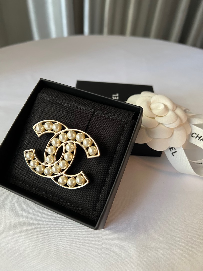 New Chanel Classic CC brooch pearl GHW Luxury Accessories on