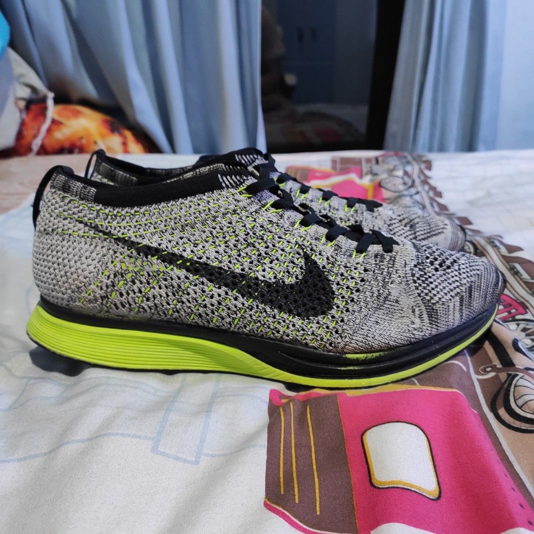 Harga nike flyknit hot sale racer oreo volt